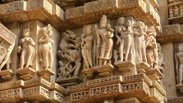 खजुराहो मंदिर का निर्माण किसने करवाया - Who Built The Khajuraho Temple In Hindi