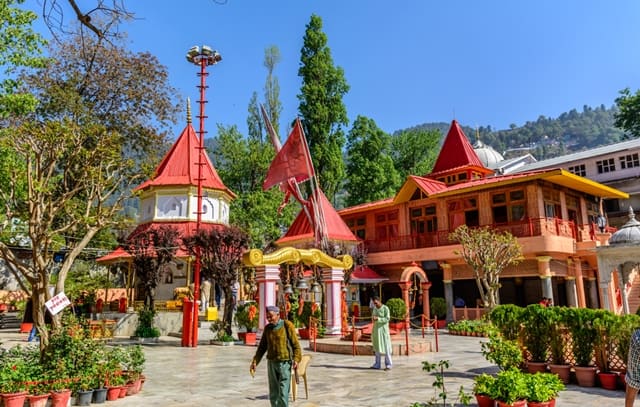 नैनीताल के दर्शनीय स्थान में नैना देवी मंदिर - Naina Devi Temple Nainital In Hindi