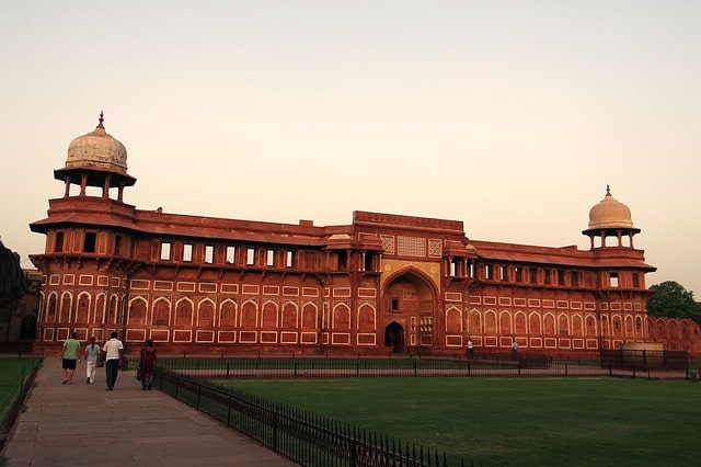 आगरा के दर्शनीय स्थल आगरा का किला - Agra Mein Ghumne Wali Jagah Agra Fort In Hindi