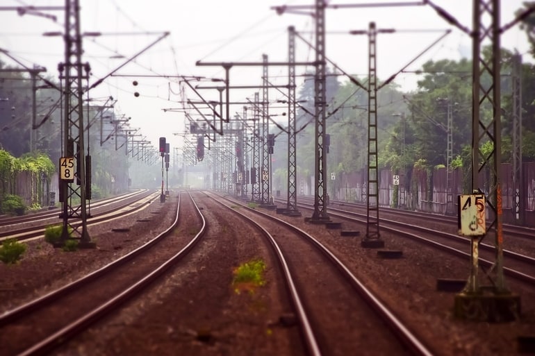 भीमबेटका ट्रेन से कैसे पहुँचे - How To Reach Bhimbetka By Train In Hindi