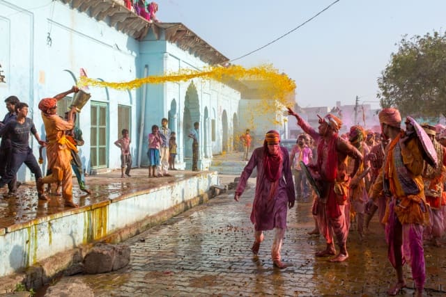 वृंदावन में बांके-बिहारी मंदिर की होली - Celebrate Holi In Vrindavan 2019