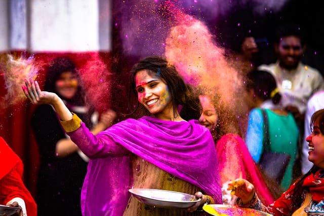 बरसाना में होली कैसे मनाई जाती है - Celebrate Holi In Barsana In Hindi