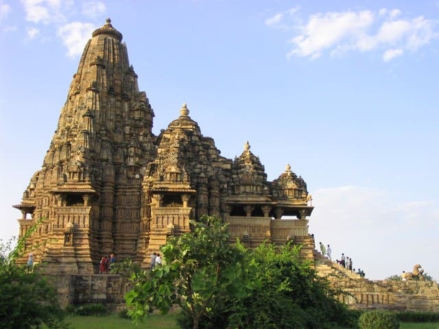 भारत के सात अजूबे में से एक खजुराहों मंदिर, मध्य-प्रदेश - Bharat Ke Saat Ajube Me Se Ek Khajuraho Mandir In Hindi