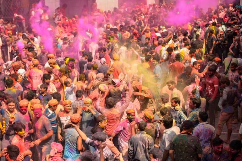 वृंदावन और मथुरा की होली क्यों है इतनी खास - Celebrate Holi In Vrindavan And Mathura In Hindi