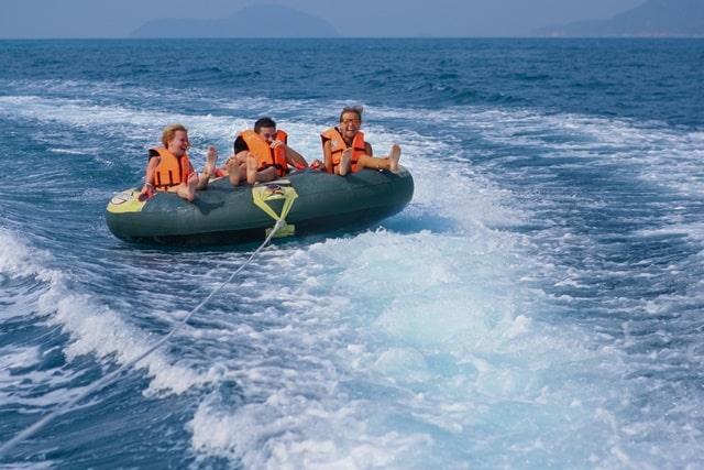 गोवा का सबसे मजेदार वाटर स्पोर्ट रिंगो राइड - Ringo Ride Water Sports In Goa In Hindi