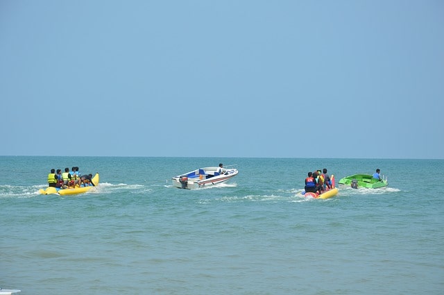 गोवा का सबसे मजेदार वाटर स्पोर्ट बनाना राइड - Banana Ride Water Sports In Goa In Hindi