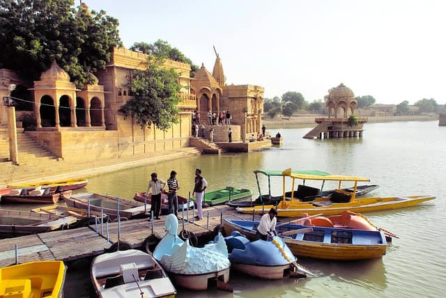 गड़ीसर झील में नाव की सवारी-Boat Riding at Gadisar Lake In Hindi