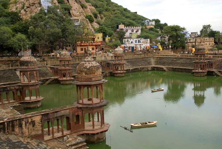 अलवर का इतिहास और 10 प्रमुख पर्यटन स्थल - Alwar Ka Itihas Aur 10 Pramukh Paryatan Sthal In Hindi