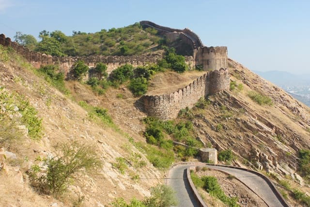 नाहरगढ़ किला कैसे पहुँचे - How To Reach Nahargarh Fort In Hindi