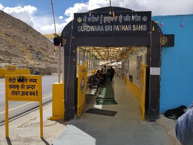 लेह लद्दाख का धार्मिक स्थल गुरुद्वारा पथर साहिब-- Leh Ladakh Me Dharmik Sthal Gurudwara Pathar Sahib In Hindi