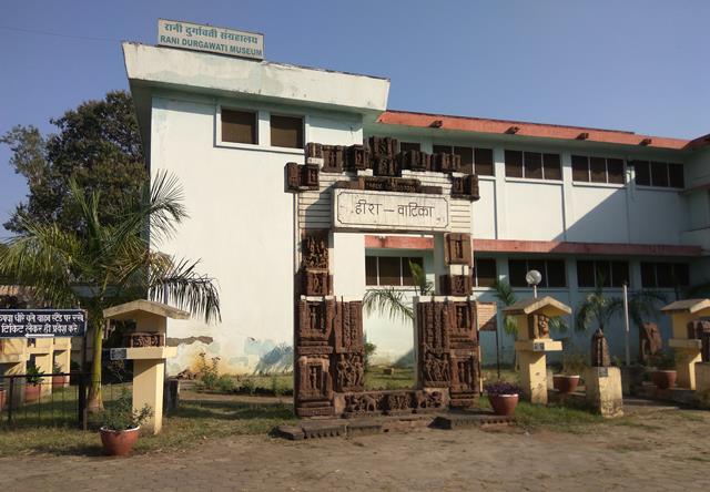 जबलपुर फेमस दर्शनीय स्थल रानी दुर्गावती संग्रहालय - Jabalpur Ke Famous Darsaniya Sthal Rani Durgavati Museum In Hindi