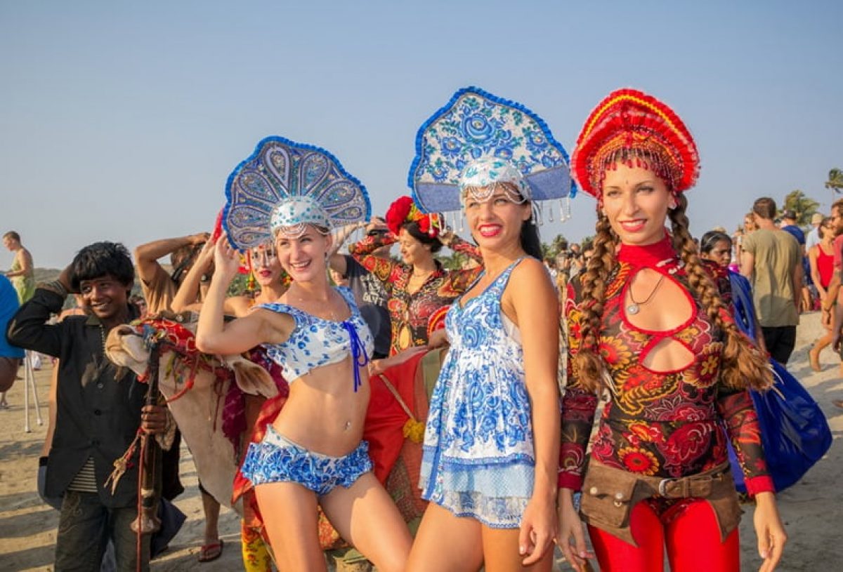 Indian Women In Colorful Saris Selling Clothes On The Beach Of Goa Stock  Photo - Download Image Now - iStock