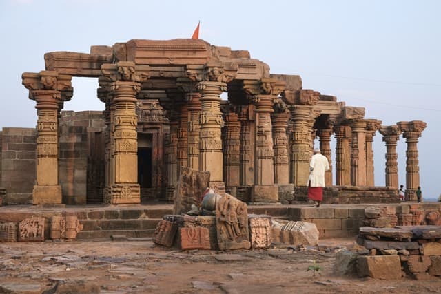 ओंकारेश्वर दर्शनीय स्थल रनमुक्तेश्वर मंदिर - Omkareshwar Darshaniya Sthal Ranmukteshwar Temple In Hindi