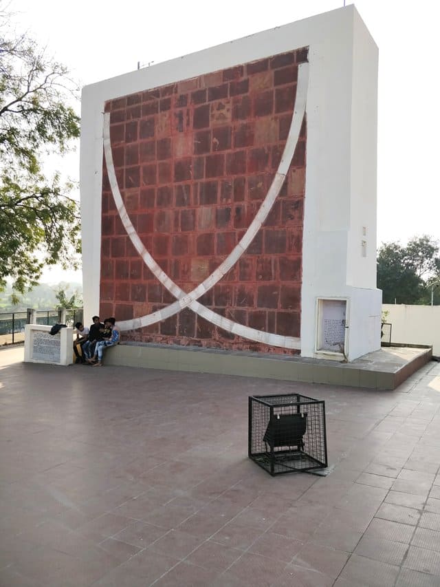 उज्जैन के प्रसिद्ध दर्शनीय स्थल जंतर मंतर - Ujjain Ka Prasidh Darshaniya Sthal Jantar Mantar In Hindi