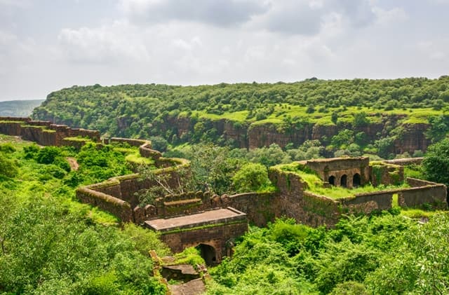 रायगढ़ महाराष्ट्र के ऐतिहासिक पर्यटन स्थल - Maharashtra Ka Aetihasik Sthal Raigad In Hindi