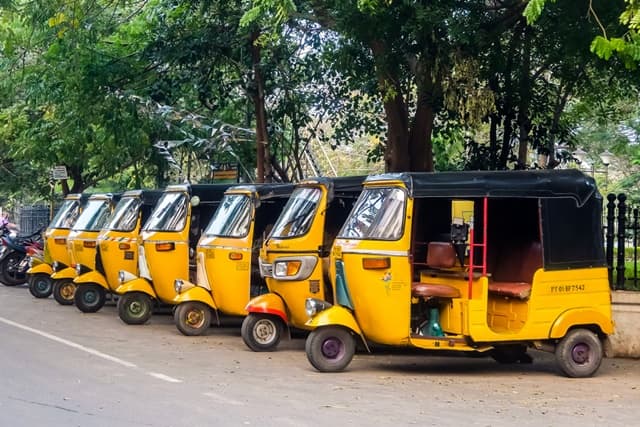 वड़ोदरा में स्थानीय परिवहन - Local Transport In Baroda In Hindi