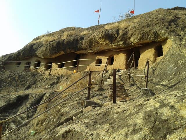 वडोदरा में घूमने वाली जगह कड़िया डूंगर गुफाएं - Baroda Me Ghumne Vali Jagah Kadia Dungar Caves In Hindi