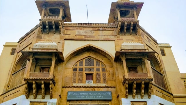 अजमेर में घूमने लायक जगह अकबर का महल और संग्रहालय - Akbar Palace And Museum Ajmer In Hindi