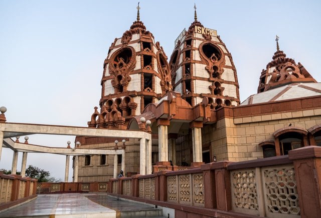 इस्कॉन (हरे कृष्ण) मंदिर दिल्ली के धार्मिक स्थल - Delhi Ka Darmik Sthal ISKCON Temple In Hindi