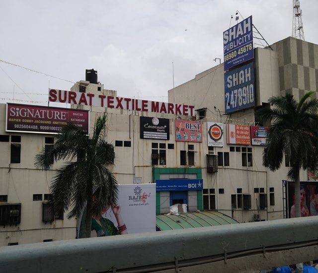 सूरत में जरूर देखें टेक्सटाइल मार्केट - Surat Me Jarur Dekhe Textile Market In Hindi