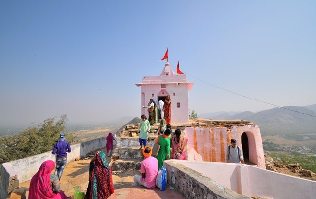 पुष्कर में घूमने जाये सावित्री मंदिर - Pushkar Mein Ghumne Jaye Savitri Temple In Hindi