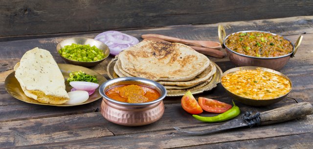 लोहागढ़ फोर्ट के पास स्थानीय भोजन और रेस्तरां - Restaurants And Local Food near Lohagarh Fort In Hindi