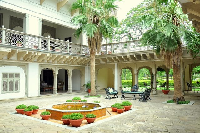 ग्वालियर पर्यटन स्थल में फेमस उषा किरण पैलेस - Gwalior Ki Popular Tourist Place Taj Usha Kiran Palace Hotel In Hindi