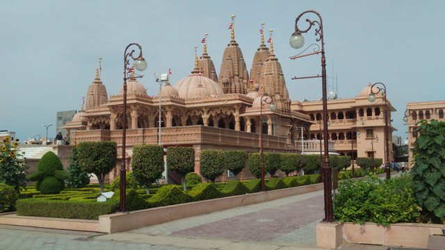 सूरत का धार्मिक स्थल स्वामीनारायण मंदिर - Surat Ke Dharmik Sthal Swaminarayan Temple In Hindi