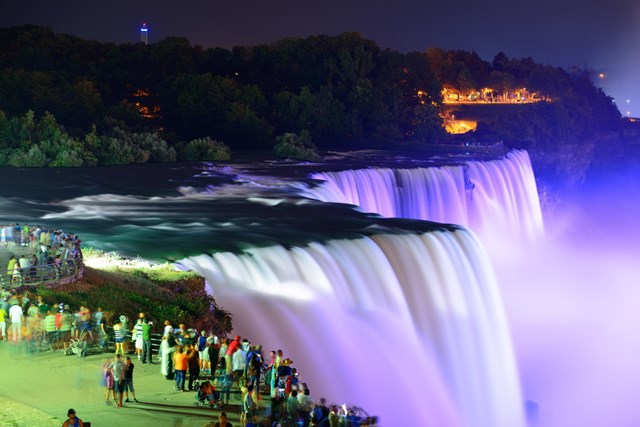 रात के समय नियाग्रा फॉल्स कनाडा का दृश्य- Niagara Falls At Night In Hindi