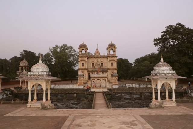 ग्वालियर में सिंधिया राजवंश की छतरियां - Chhatri Of Scindia Dynasty Gwalior In Hindi