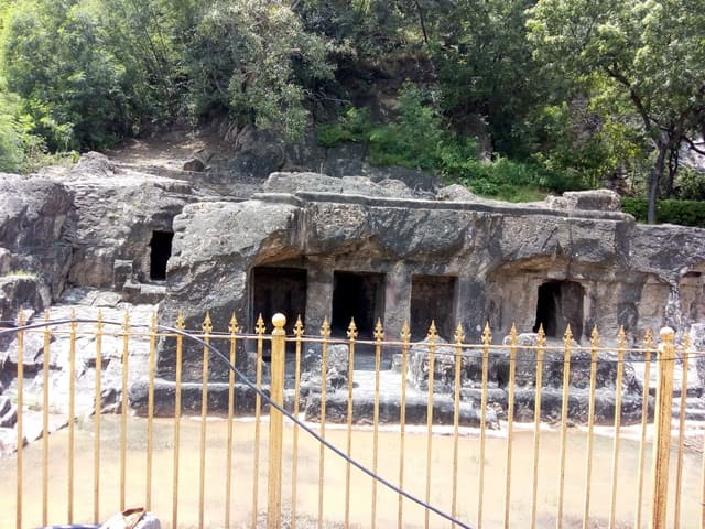विजयवाड़ा इंडिया के दर्शनीय स्थल मोगलाराजपुरम गुफाएं - Vijayawada Ka Darshaniya Sthal Mogalarajapuram Caves In Hindi