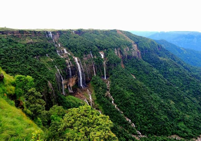 Nohsngithiang Falls 