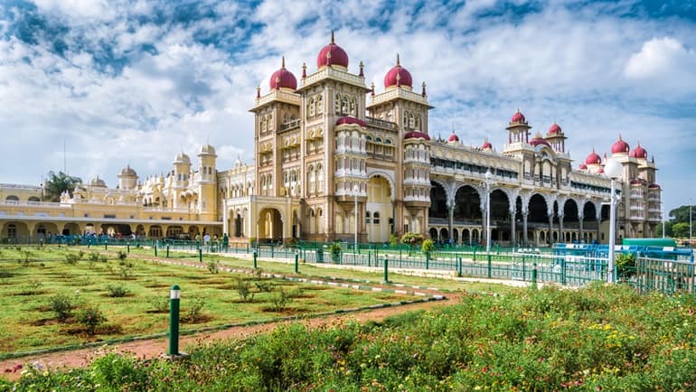मैसूर पैलेस घूमने की जानकारी और प्रमुख पर्यटन स्थल - Information About Mysore Palace In Hindi