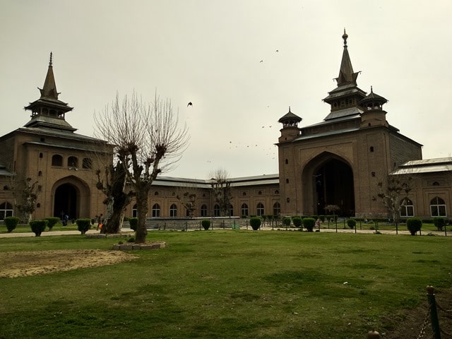 श्रीनगर में घूमने वाली जगह जामिया मस्जिद - Srinagar Mein Ghumne Wali Jagah Jamia Masjid In Hindi