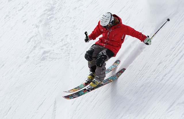 मनाली अभयारण्य के पास स्कीइंग