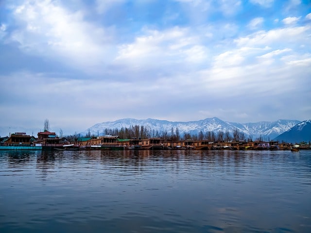 श्रीनगर में प्रमुख पर्यटन स्थल डल झील - Srinagar Me Pramukh Paryatan Sthal Dal Lake In Hindi