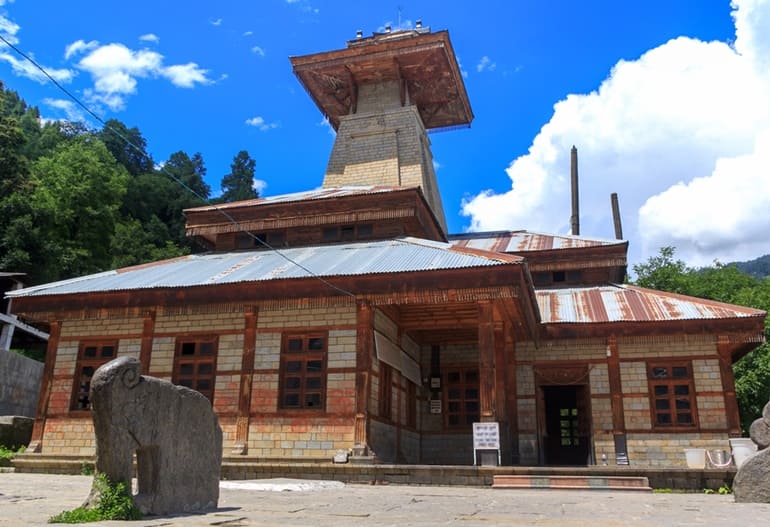 मनाली के प्रसिद्ध मंदिर मनु टेम्पल 
