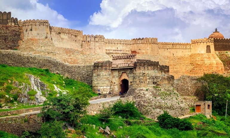 राजस्थान में पहाड़ी पर बना है कुंभलगढ़ किला