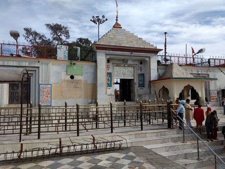 नैना देवी जी मंदिर की संरचना