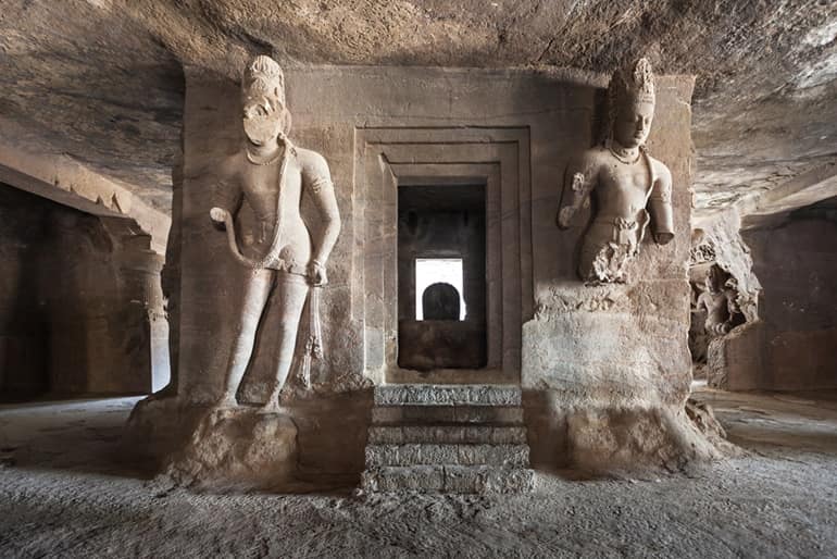 एलिफेंटा की ऐतिहासिक गुफा मंदिर किस भगवान को समर्पित है