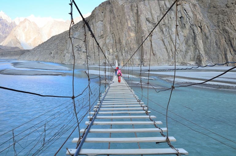 दुनिया का तीसरा सबसे खतरनाक पुल हुसैनी हैंगिंग ब्रिज पाकिस्तान 
