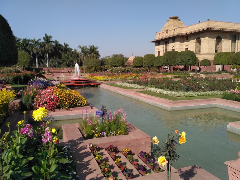 आध्यात्मिक उद्यान मुगल गार्डन दिल्ली 