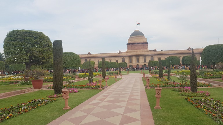 लंबा बगीचा मुगल गार्डन दिल्ली 