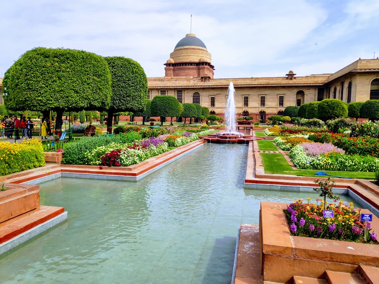 आयताकार उद्यान मुगल गार्डन दिल्ली