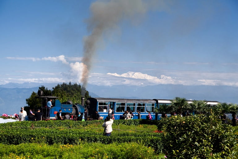 दार्जिलिंग हिमालयन रेलवे घूमने की जानकारी और पर्यटन स्थल - Darjeeling Himalayan Railway In Hindi