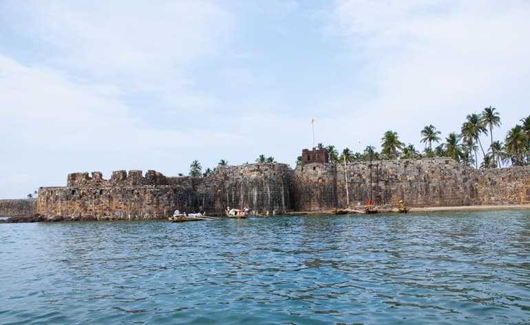 विजयदुर्ग किल्ला सिंधुदुर्ग में घूमने लायक पर्यटन स्थल की जानकरी - Vijaydurg Fort In Hindi