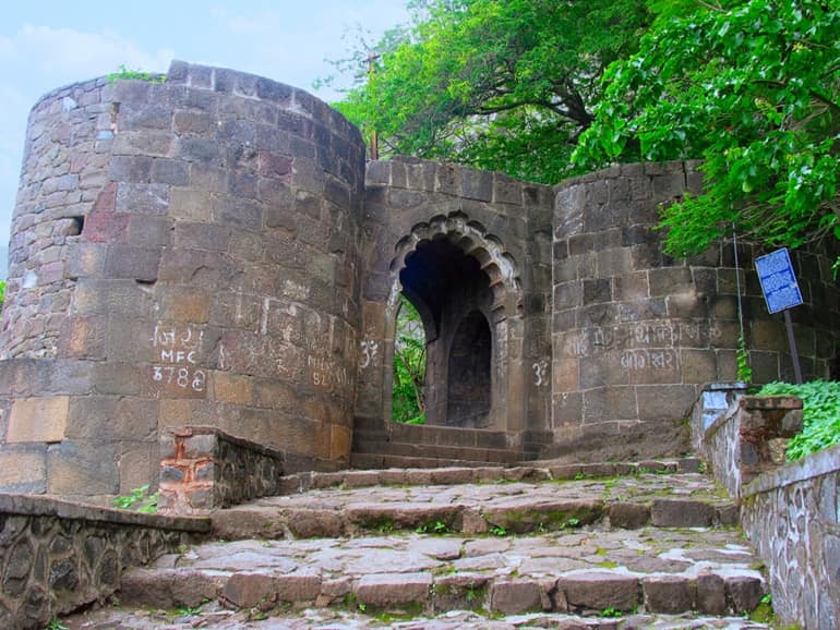 शिवनेरी किले में घूमने लायक जगह और पर्यटन स्थल की जानकारी - Shivneri Fort In Hindi