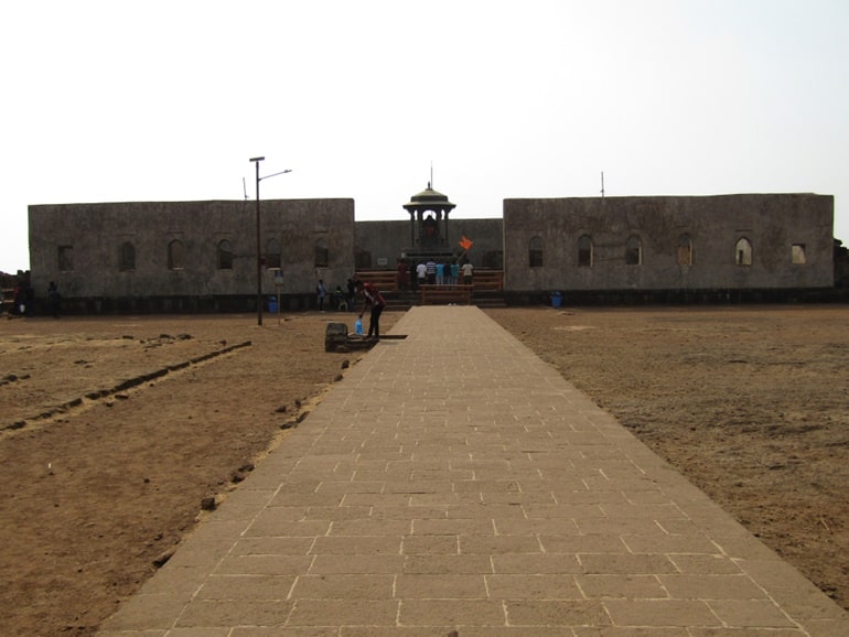 रायगढ़ किला रायगढ़ महारास्ट्र घूमने की जानकारी और इसके प्रमुख दर्शनीय स्थल - Raigad Fort In Hindi
