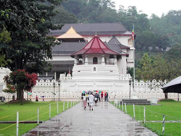 श्रीलंका के दर्शनीय स्थल टूथ का मंदिर 
