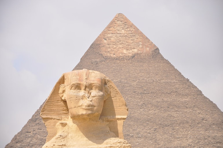 गिजा के महान पिरामिड कितने समय में बना था